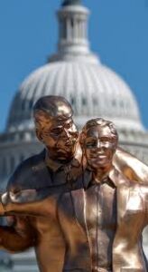 Instalan estatua de Trump y Epstein inspirada en Titanic cerca del Capitolio