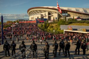 Disturbios en el Metropolitano antes del Atlético vs Arsenal: tensión y operativo policial