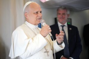 El Papa León XIV pide tratar a los migrantes con dignidad tras su gira por África