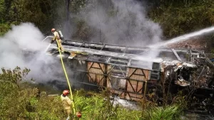 Tragedia en Ecuador: al menos 14 muertos tras caída e incendio de un autobús en Azuay