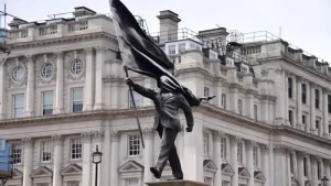 Banksy sorprende en Londres con una nueva escultura cargada de crítica política