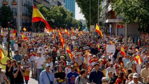 Multitudinaria protesta en Madrid contra Sánchez tras la imputación de Zapatero