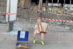 Niño ucraniano emociona al tocar acordeón frente a un centro comercial destruido en Kiev