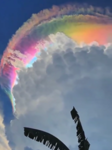 Una sorprendente nube multicolor apareció en Indonesia y maravilló a miles de personas