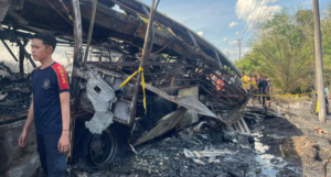 Trágico choque entre un autobús y un camión cisterna en Indonesia deja al menos 16 muertos