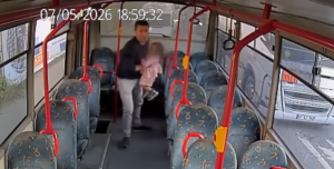 Bebé de 2 años sube solo a un autobús en Turquía y conmueve a las redes sociales