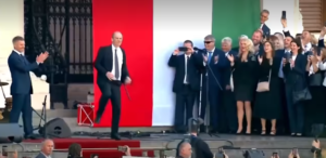 El viral baile del futuro ministro de Salud de Hungría durante la asunción del nuevo Gobierno