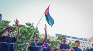 Lamine Yamal mostró una bandera palestina en los festejos del Barcelona campeón