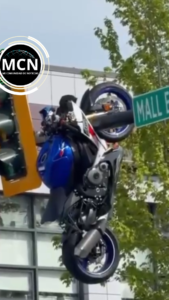 Impactante accidente en Canadá: una motocicleta quedó colgando de un semáforo tras brutal choque