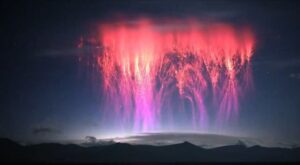 Captan un impresionante “duende rojo” eléctrico en la atmósfera superior