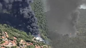 Incendio en industria química de Òrrius obliga a confinar a cientos de vecinos en Barcelona