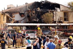 Explosión e incendio destruyen edificio de apartamentos en Dallas | Rescatistas continúan búsqueda