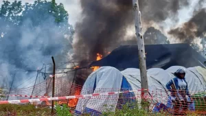 Multitud incendia hospital de ébola en República Democrática del Congo en medio del brote
