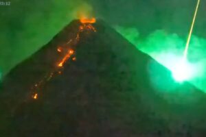 Impactante fenómeno en Filipinas: meteorito cruza sobre el volcán Mayon en erupción