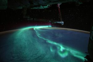 Jessica Meir captura una espectacular aurora austral desde una nave Dragon de SpaceX