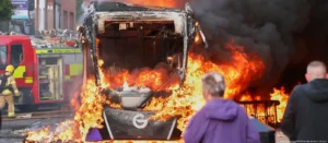 Violentas protestas en Belfast: incendian vehículos y bloquean calles tras ataque con cuchillo atribuido a refugiado sudanés