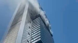 Explosión e incendio obligan a desalojar la Torre Moeve en Madrid | Última Hora