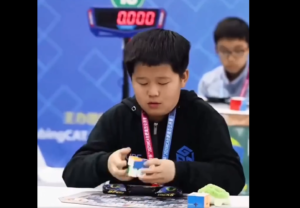 Niño de 9 años rompe récord mundial al resolver un cubo de Rubik en apenas 0,39 segundos