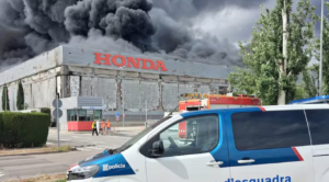 Incendio de gran magnitud afecta una nave de Honda en Santa Perpètua de la Mogoda, Barcelona