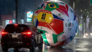 Gigantesco balón promocional del Mundial 2026 se desprende y recorre calles de San Salvador durante una tormenta