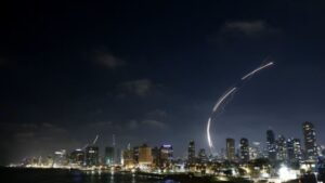 Irán e Israel vuelven a enfrentarse: intercambio de ataques aumenta la tensión en Medio Oriente