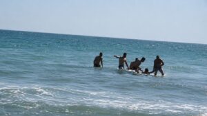 Rescatan en el mar y detienen a un joven acusado de agresión sexual en Almería