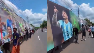 Furor por Argentina en India: trasladan un enorme cartel de 50 metros en apoyo a Messi y la Selección