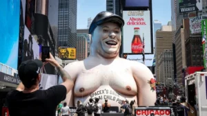 Gigantesca figura inflable de Elon Musk aparece en Times Square en protesta contra Grok antes de la salida a bolsa de SpaceX