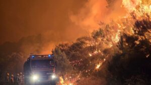 Incendio en Huelva: el viento agrava la emergencia y la UME refuerza las tareas de extinción