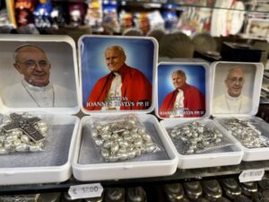 La “Leonmanía” conquista Madrid: crece la demanda de recuerdos del papa León XIV