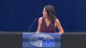 Irene Montero ironiza sobre Donald Trump en el Parlamento Europeo con una versión del “Happy Birthday”