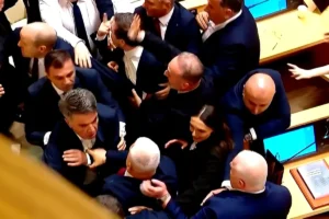 Batalla campal en el Parlamento de Georgia durante el informe anual del Gobierno