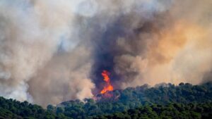 Incendio forestal en Girona mantiene zonas confinadas mientras continúan las labores de extinción