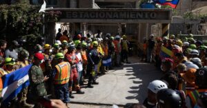 Rescatan con vida a Hernán Gil tras pasar ocho días atrapado bajo los escombros en Venezuela