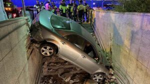 Un coche termina incrustado en las escaleras del metro de Madrid tras un fuerte accidente
