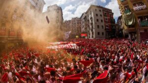 San Fermín 2026 comienza con un multitudinario chupinazo y Pamplona inicia nueve días de fiesta
