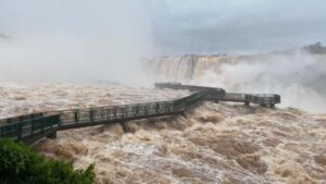 Cierran el acceso a la Garganta del Diablo por la crecida del río Iguazú tras intensas lluvias en Brasil