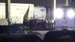 Tragedia en Chicago: cuatro jóvenes murieron al caer con su camioneta desde un puente durante una persecución