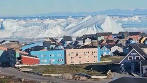 Impactante video: un gigantesco iceberg se vuelca frente a la costa de Groenlandia