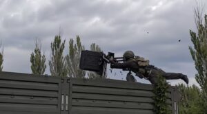 Video viral muestra una ametralladora de helicóptero fuera de control durante un entrenamiento militar