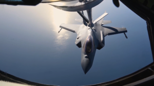El CENTCOM difundió imágenes de un F-35A de la Fuerza Aérea de Estados Unidos mientras era reabastecido en vuelo por un KC-135 Stratotanker 