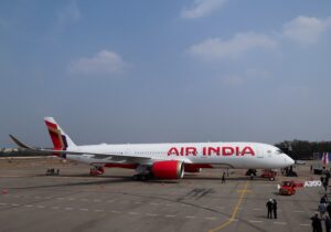 Un vuelo de Air India sufre una brusca caída de 300 pies y deja 17 personas heridas