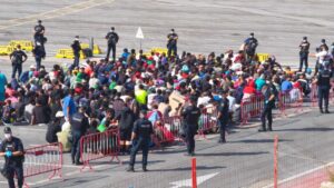 Despliegue masivo de Policía en la playa del Trampolín para desalojar a 1.800 migrantes y acogerlos en espacios habilitados en Ceuta