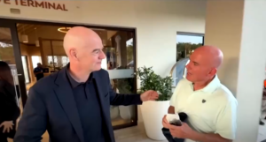 Infantino esquiva preguntas sobre su futuro en la FIFA y bromea con su calvicie