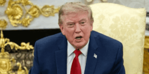 Trump confronta a periodista de CNN durante una pregunta sobre su asistente