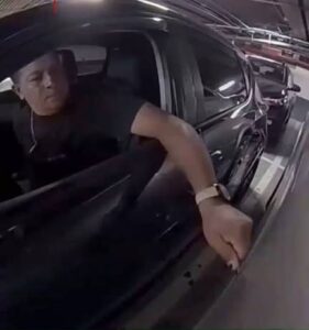 Las cámaras de un Tesla captan a un hombre rayando un vehículo recién comprado en España