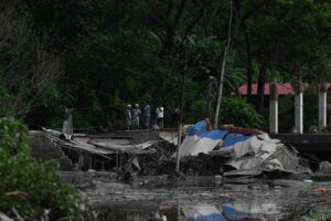 Rescate contrarreloj tras las inundaciones entre Nepal y China: 160 muertos y cientos de desaparecidos