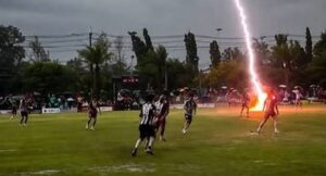 Un futbolista fallece tras ser alcanzado por un rayo durante un partido en Tailandia
