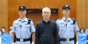 China condena a cadena perpetua al fundador de Evergrande por fraude financiero