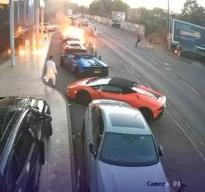 Incendian dos coches de lujo durante una boda en Birmingham y los invitados huyeron